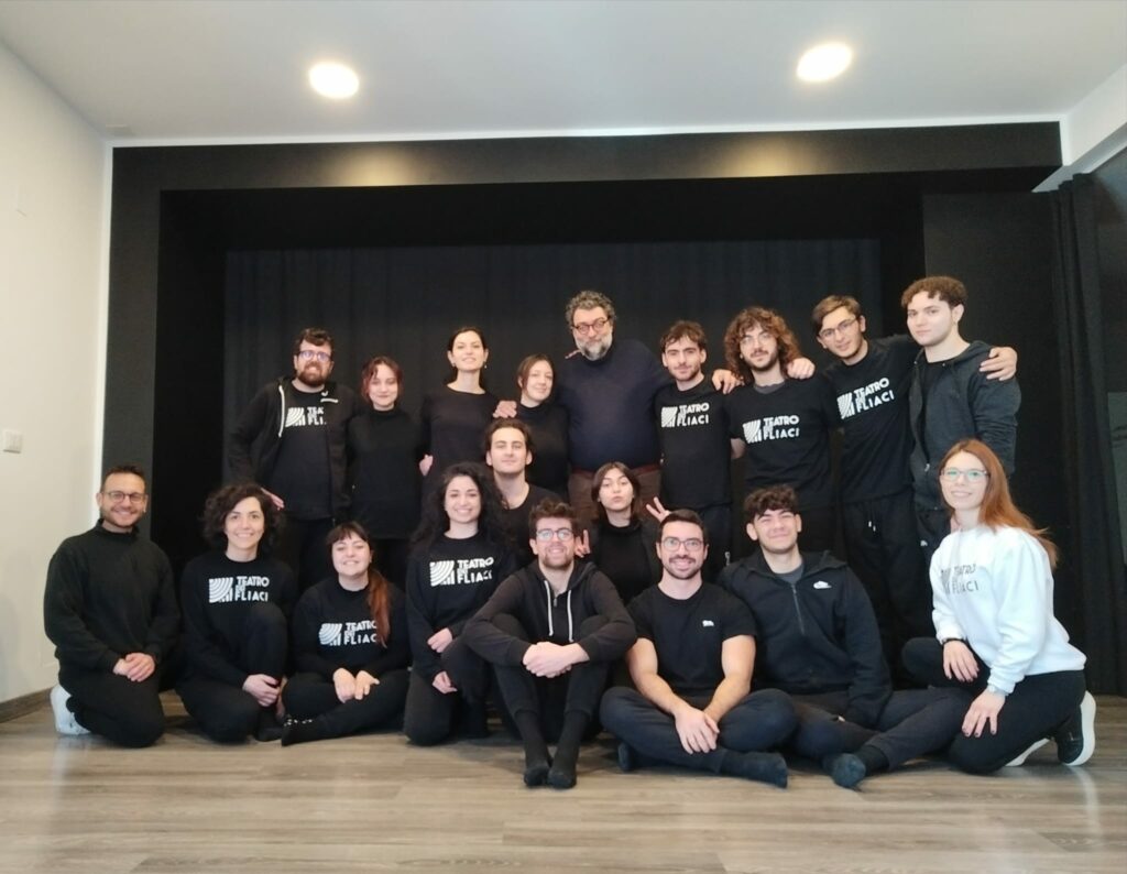 Francesco Sala con gli allievi del corso di teatro del Teatro dei Fliaci con i direttori artistici Di Pierno e Nardi.